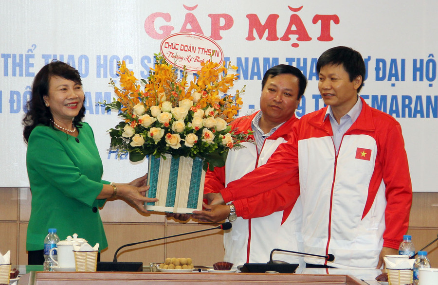 Thứ trưởng Nguyễn Thị Nghĩa tặng hoa và chúc mừng đoàn trước khi lên đường tham dự Đại hội