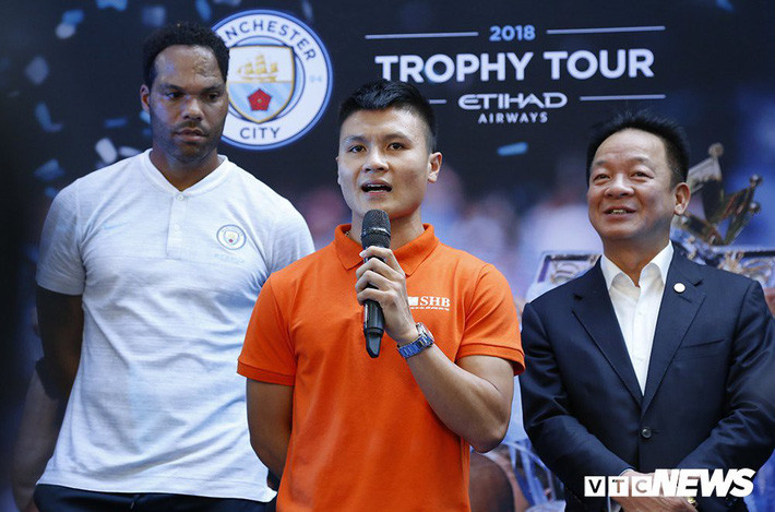 Quang Hải xuất hiện cùng bầu Hiển trong sự kiện Trophy Tour của Manchester City Quang Hải xuất hiện cùng bầu Hiển trong sự kiện Trophy Tour của Manchester City
