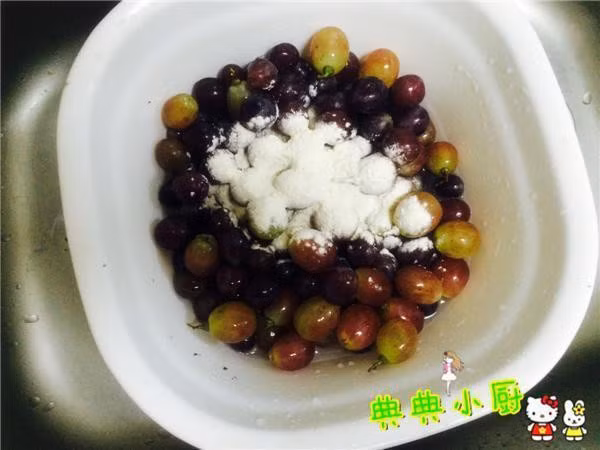 Rửa với nước chỉ là bước 1, nho phải rửa thêm vài bước nữa thì mới sạch hết bợn trắng, bóng loáng thích mắt - Ảnh 3.