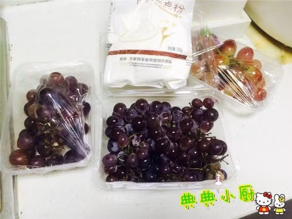 Rửa với nước chỉ là bước 1, nho phải rửa thêm vài bước nữa thì mới sạch hết bợn trắng, bóng loáng thích mắt - Ảnh 1.