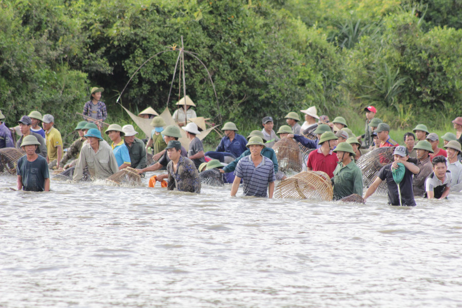 Bà con đánh cá sau khi đi hết 1 vòng đầm Vực sẽ quay ngược trở lại. Thời gian diễn ra lễ hội kéo dài đến hết buổi chiều