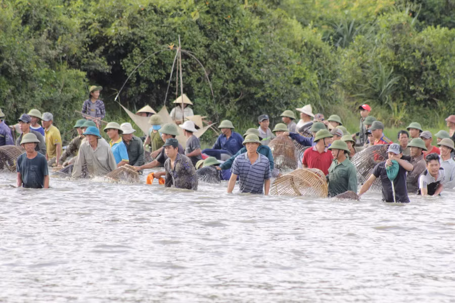 Bà con đánh cá sau khi đi hết 1 vòng đầm Vực sẽ quay ngược trở lại. Thời gian diễn ra lễ hội kéo dài đến hết buổi chiều