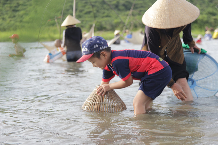 Một cậu bé lần đầu tiên tham gia lễ hội cùng với bà