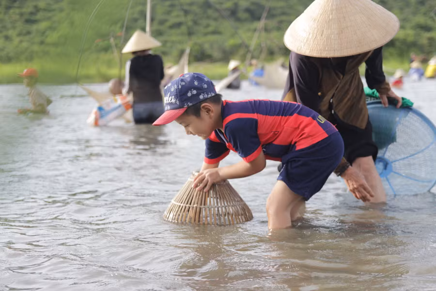 Một cậu bé lần đầu tiên tham gia lễ hội cùng với bà