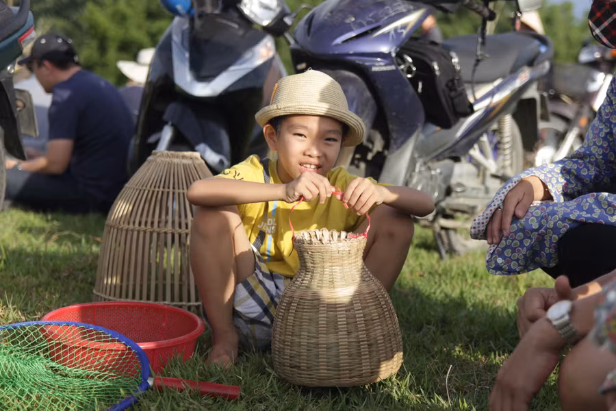 Một cậu bé được bố sắm cho bộ nơm, nhủi mới