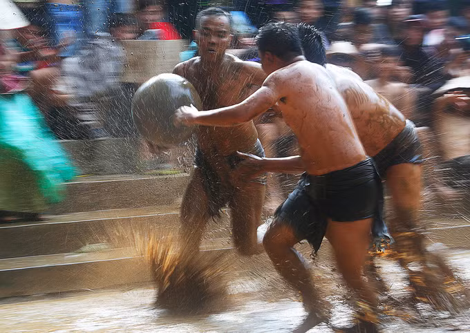 Trước kia Lễ hội vật cầu diễn ra 2 năm một lần, nhưng do quá trình tổ chức mất nhiều thời gian và kinh phí hạn hẹp nên lâu nay 4 năm mới diễn ra một lần.