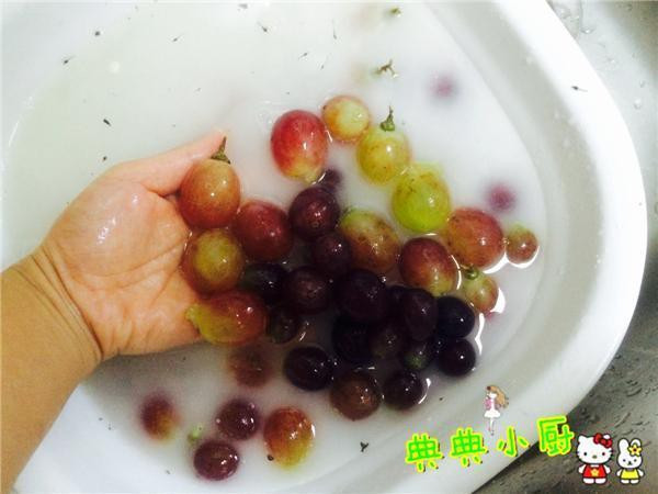 Rửa với nước chỉ là bước 1, nho phải rửa thêm vài bước nữa thì mới sạch hết bợn trắng, bóng loáng thích mắt - Ảnh 4. Rửa với nước chỉ là bước 1, nho phải rửa thêm vài bước nữa thì mới sạch hết bợn trắng, bóng loáng thích mắt - Ảnh 4.