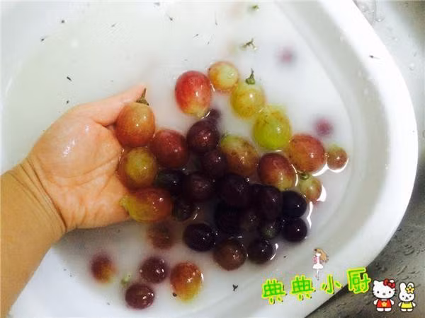 Rửa với nước chỉ là bước 1, nho phải rửa thêm vài bước nữa thì mới sạch hết bợn trắng, bóng loáng thích mắt - Ảnh 4.