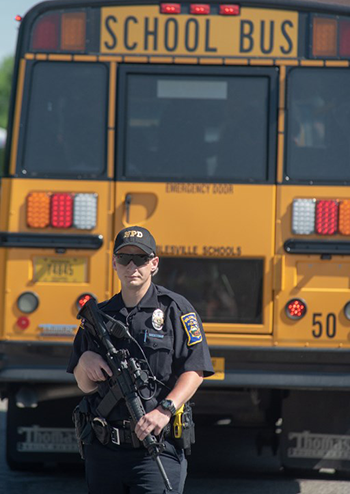 Cảnh sát tại trường trung họcNoblesville West, bang Indiana,khi vụ nổ súng xảy ra hôm 25/5. Ảnh:AFP