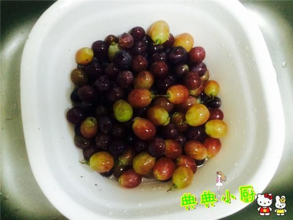 Rửa với nước chỉ là bước 1, nho phải rửa thêm vài bước nữa thì mới sạch hết bợn trắng, bóng loáng thích mắt - Ảnh 2. Rửa với nước chỉ là bước 1, nho phải rửa thêm vài bước nữa thì mới sạch hết bợn trắng, bóng loáng thích mắt - Ảnh 2.