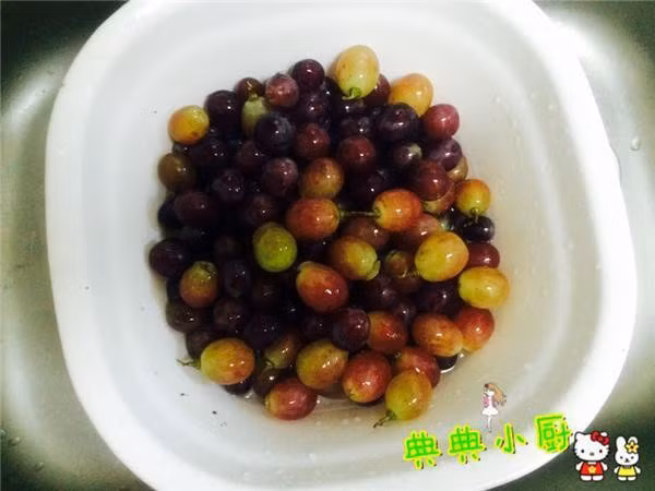 Rửa với nước chỉ là bước 1, nho phải rửa thêm vài bước nữa thì mới sạch hết bợn trắng, bóng loáng thích mắt - Ảnh 2.