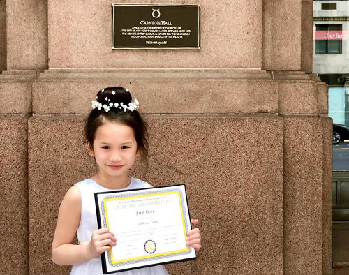 Katherine Trần và bằng chứng nhận giải nhất cuộc thipiano quốc tế Crescendohà hát danh tiếng nhất thế giới Carnegie Hall ở New York hôm 5/5Nhân vật cung cấp