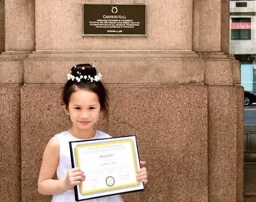 Katherine Trần và bằng chứng nhận giải nhất cuộc thipiano quốc tế Crescendohà hát danh tiếng nhất thế giới Carnegie Hall ở New York hôm 5/5Nhân vật cung cấp