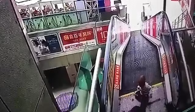 Kinh hoàng bé trai bị kẹt ngón tay vào thang cuốn trung tâm thương mại