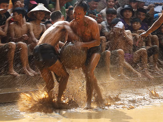 Trên sân, nhiều cú va chạm diễn ra nảy lửa nhưng không ảnh hưởng đến quyết tâm của từng “Quan cầu”.