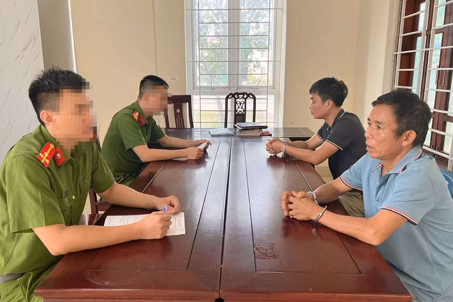 Công an lấy lời khai Tình và Hiệp. (Ảnh: CANA)