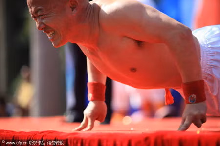 Cao thủ Thiếu Lâm “trồng cây chuối” bằng đầu trên một cây đinh sắt nhọn ảnh 5