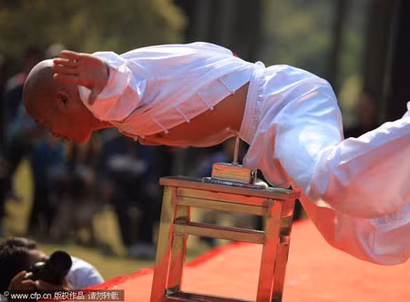 Cao thủ Thiếu Lâm “trồng cây chuối” bằng đầu trên một cây đinh sắt nhọn ảnh 4