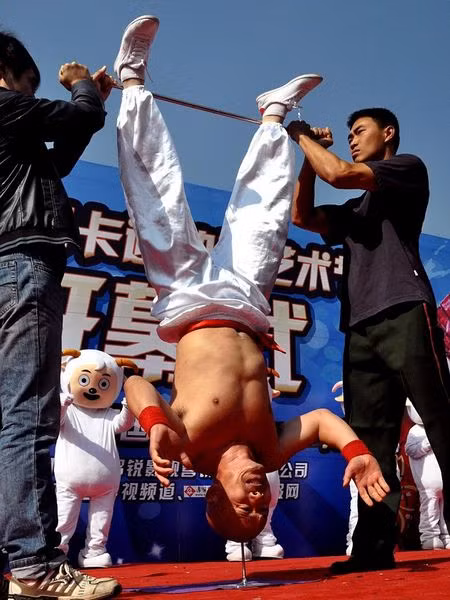 Cao thủ Thiếu Lâm “trồng cây chuối” bằng đầu trên một cây đinh sắt nhọn ảnh 1