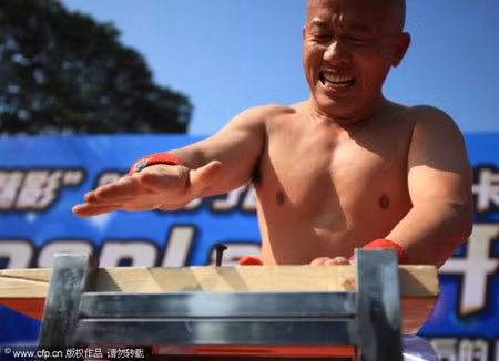 Màn dùng tay đóng đinh của Li.