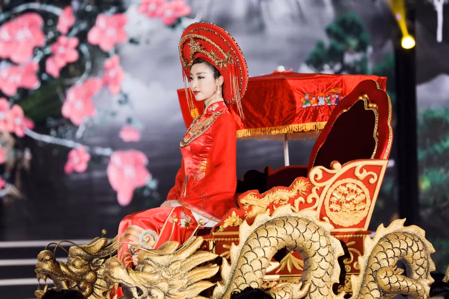 Hoa hậu Đỗ Mỹ Linh trong màn rước kiệu độc đáo.