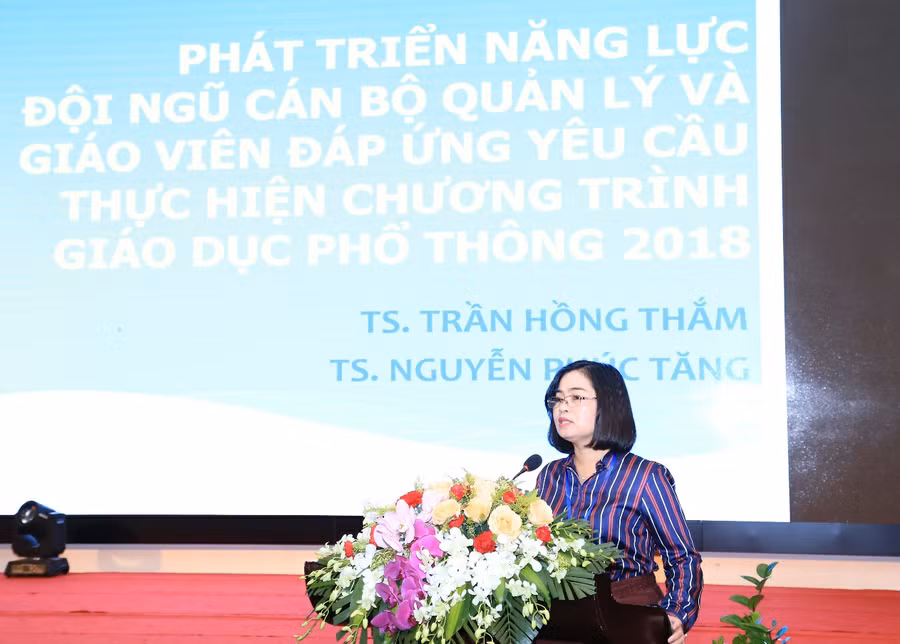 TS Trần Hồng Thắm - Giám đốc Sở GD&amp;ĐT TP Cần Thơ trình bày tham luận tại Hội thảo.