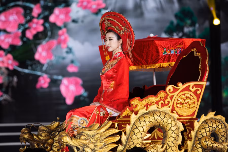 Đỗ Mỹ Linh có màn rước kiệu đặc sắc trong đêm Chung kết Hoa hậu Việt Nam 2020.