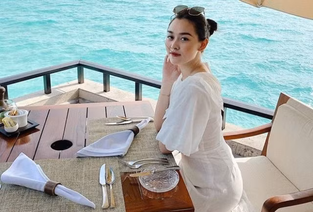 Á hậu Tường San làm đám cưới ở tuổi 20.