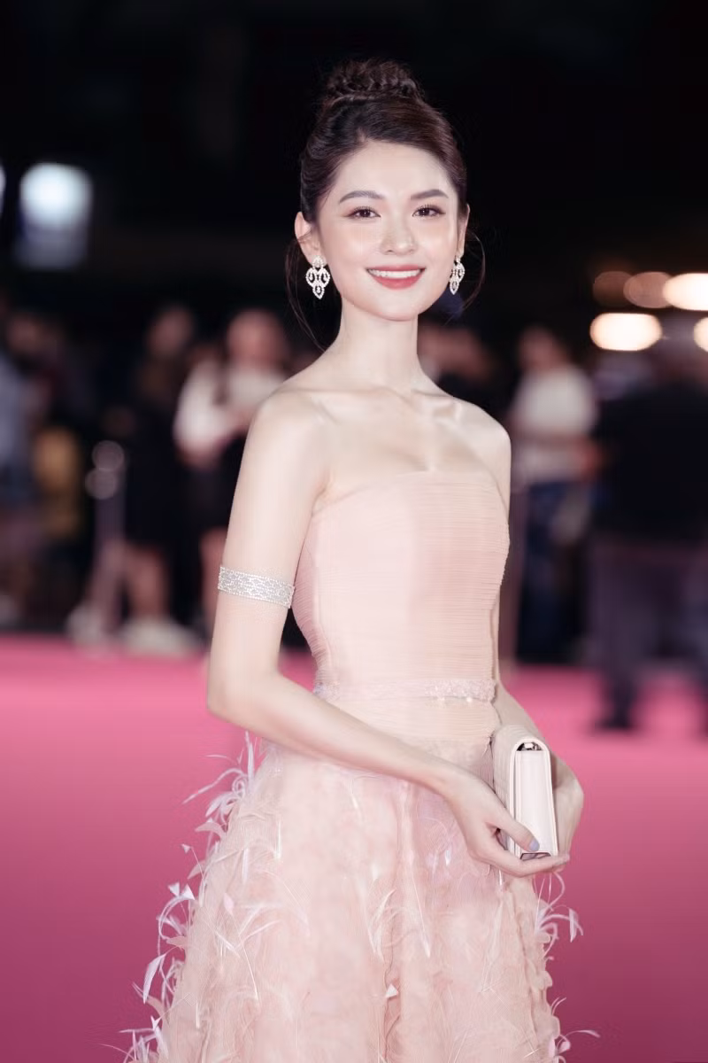 Á hậu Thùy Dung