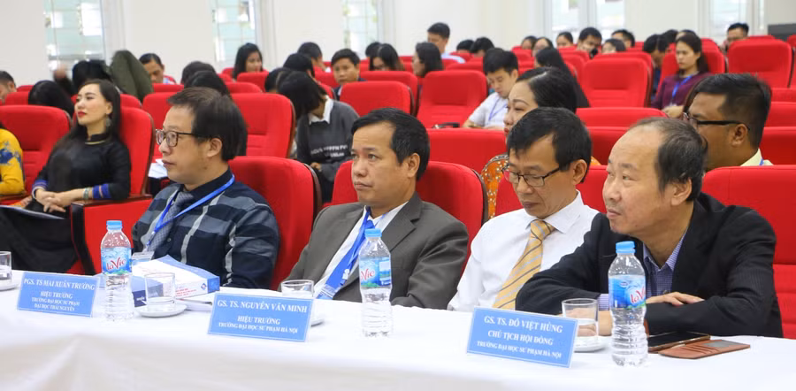 Đông đảo các đại biểu đến tham dự hội thảo.