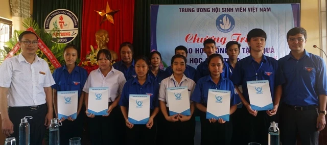 Đồng chí Bùi Quang Huy (bìa phải) trao tặng các suất học bổng ý nghĩa, tiếp sức cho các em học sinh miền Trung.