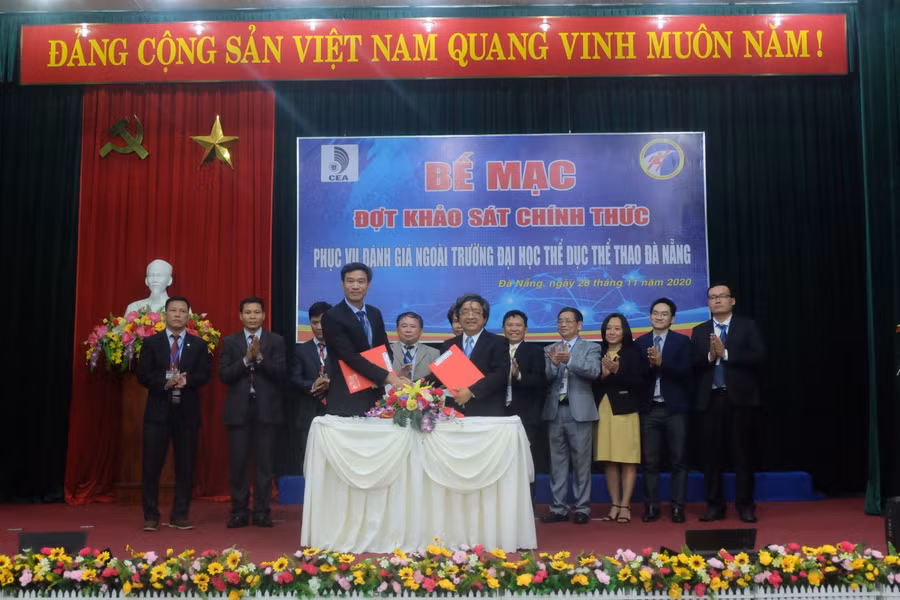 GS.TS Trần Văn Nam và  PGS. TS Phan Thanh Hài ký Biên bản hoàn thành đợt khảo sát chính thức phục vụ đánh giá ngoài.