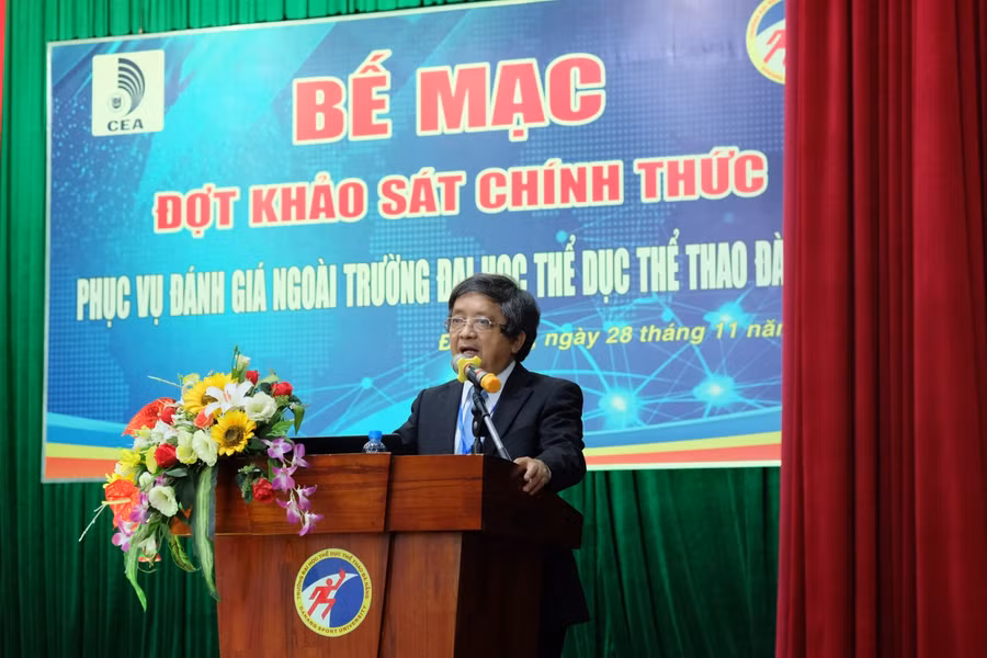 GS.TS Trần Văn Nam báo cáo sơ bộ đánh giá đợt khảo sát chính thức tại Trường Đại học TDTT Đà Nẵng.