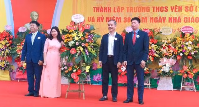 Đ/c Đỗ Thu Hà - Bí thư chi bộ - Hiệu trưởng nhà trường tặng hoa các đ/c nguyên là Trưởng phòng GD đào tạo quận HM , nguyên Bí thư Khối GD phường, nguyên Hiệu trưởng nhà trường.