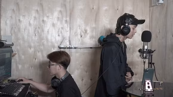 Hoài Lâm trong phòng thu.