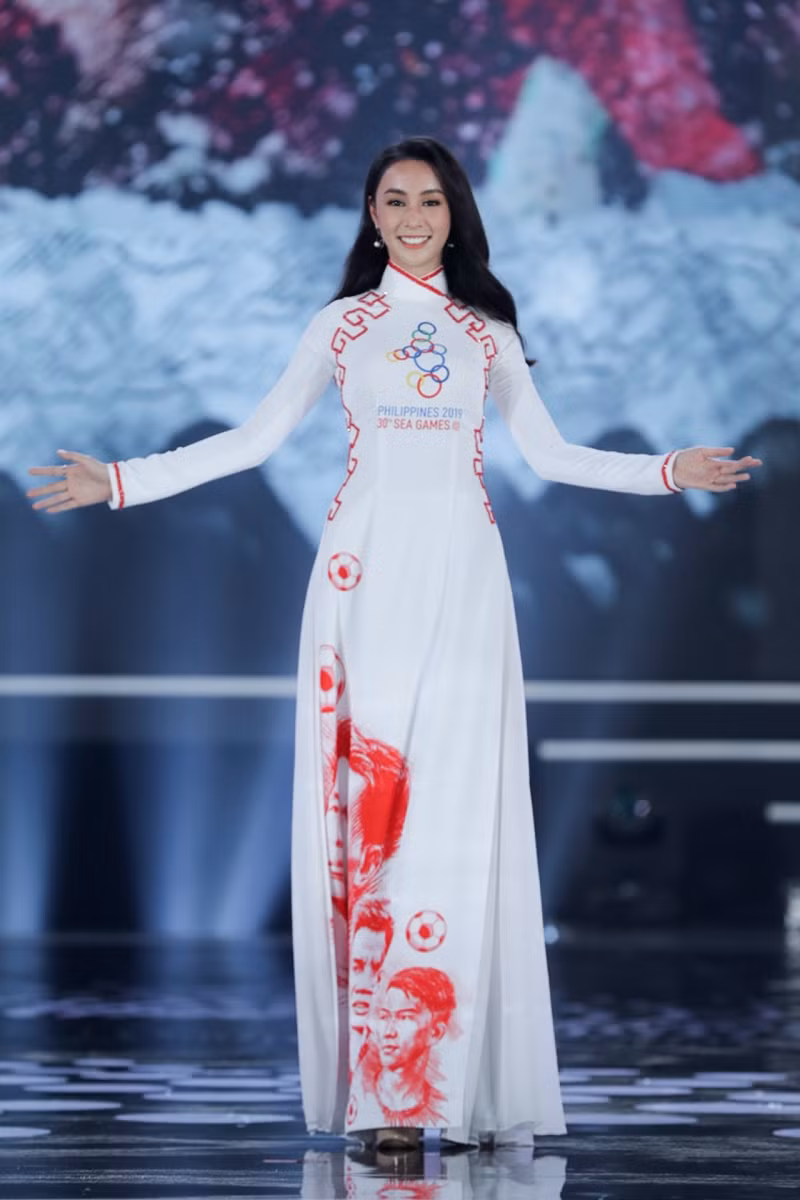 Áo dài mang hình ảnh đội tuyển Việt Nam.