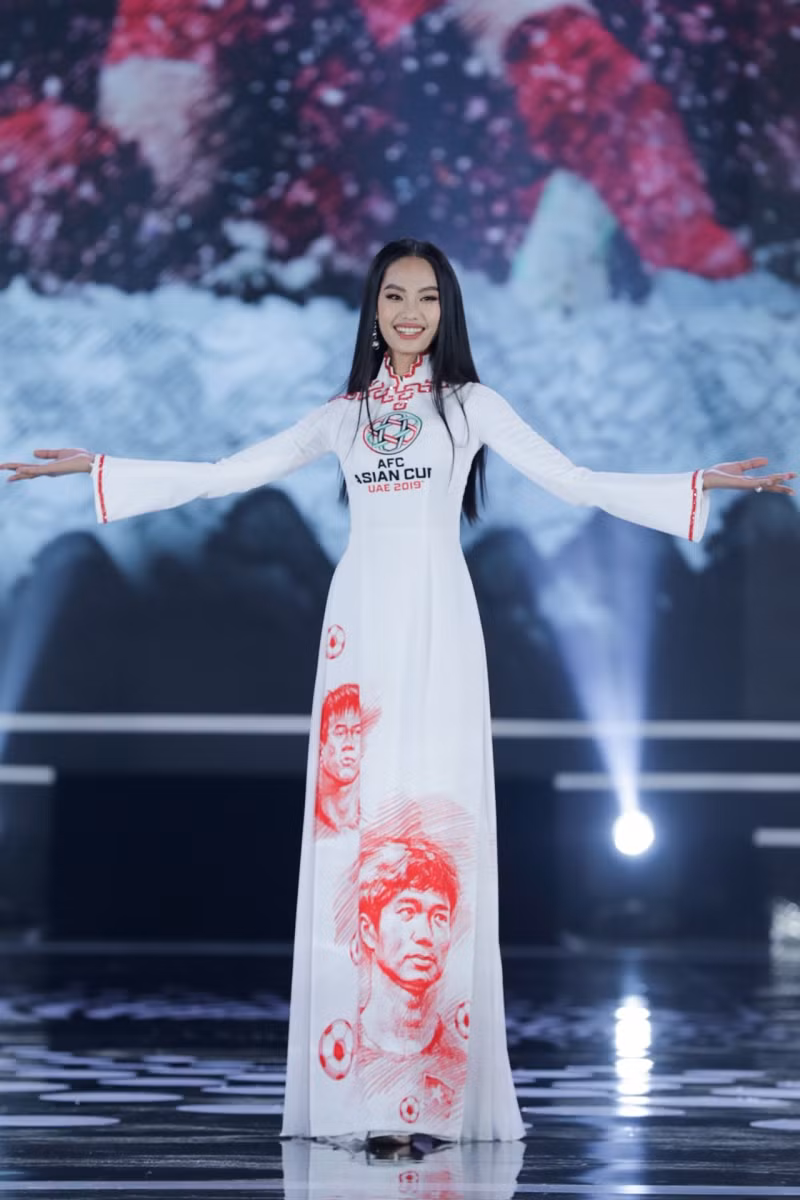 Áo dài mang hình ảnh đội tuyển Việt Nam tham gia ASIAN CUP.