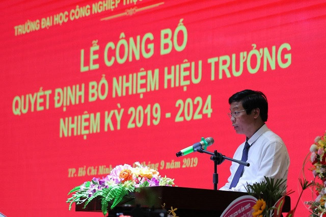 PGS.TS Nguyễn Xuân Hoàn - tân hiệu trưởng HUFI phát biểu tại lễ đón nhận quyết định bổ nhiệm PGS.TS Nguyễn Xuân Hoàn - tân hiệu trưởng HUFI phát biểu tại lễ đón nhận quyết định bổ nhiệm