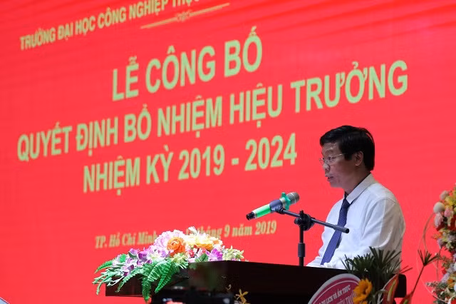 PGS.TS Nguyễn Xuân Hoàn - tân hiệu trưởng HUFI phát biểu tại lễ đón nhận quyết định bổ nhiệm