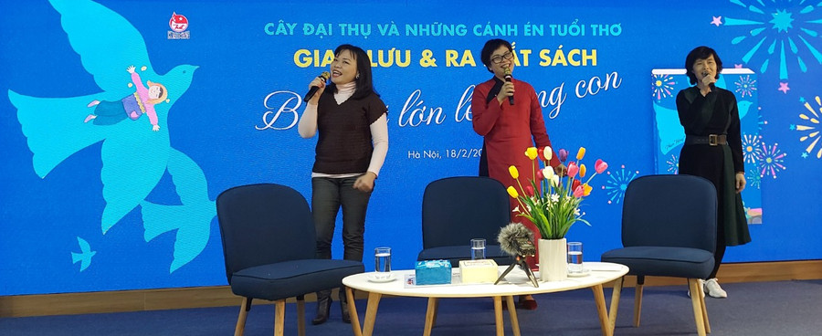 Nhà báo Hồng Tuyến (giữa) - con gái út của nhạc sĩ Phạm Tuyên và là tác giả cuốn sách &quot;Bài hát lớn lên cùng con&quot; - cùng nhóm bạn hát tại buổi giao lưu. Ảnh: Bình Thanh.