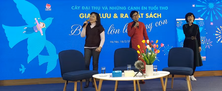Nhà báo Hồng Tuyến (giữa) - con gái út của nhạc sĩ Phạm Tuyên và là tác giả cuốn sách "Bài hát lớn lên cùng con" - cùng nhóm bạn hát tại buổi giao lưu. Ảnh: Bình Thanh.