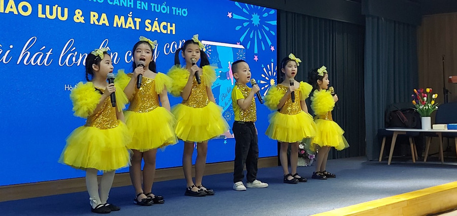 Các em thiếu nhi hát ca khúc “Ai cũng thích Kamishibai” của nhạc sĩ Phạm Tuyên. Ảnh: Bình Thanh.