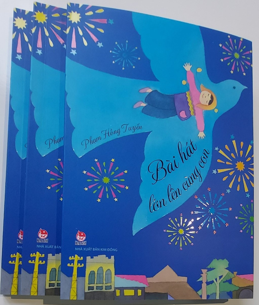 Cuốn sách &quot;Bài hát lớn lên cùng con&quot; là hồi ức tuổi thơ của nhà báo Hồng Tuyến về những ca khúc nổi tiếng viết cho thiếu nhi của nhạc sĩ Phạm Tuyên. Ảnh: Bình Thanh.