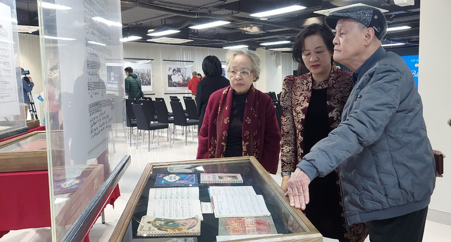 Những cuốn sách âm nhạc của nhạc sĩ Phạm Tuyên trưng bày tại sự kiện thu hút sự quan tâm của độc giả. Ảnh: Bình Thanh