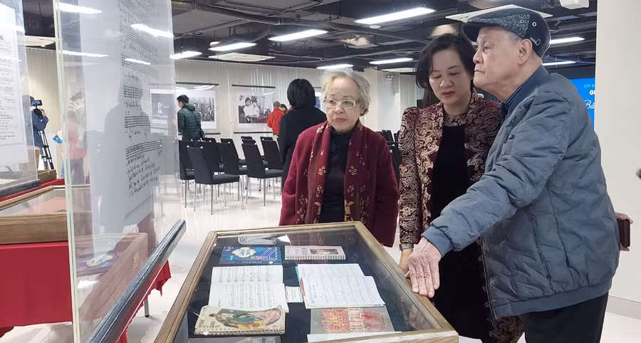 Những cuốn sách âm nhạc của nhạc sĩ Phạm Tuyên trưng bày tại sự kiện thu hút sự quan tâm của độc giả. Ảnh: Bình Thanh