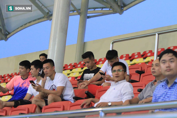 Hồng Duy có mặt trên khán đài để theo dõi trận đấu tập giữa đội U18 và U22 Việt Nam hôm 10/7 vừa qua Hồng Duy có mặt trên khán đài để theo dõi trận đấu tập giữa đội U18 và U22 Việt Nam hôm 10/7 vừa qua