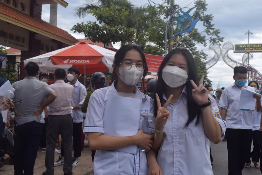 Thí sinh Quảng Bình phấn khởi tham dự kỳ thi tốt nghiệp THPT.