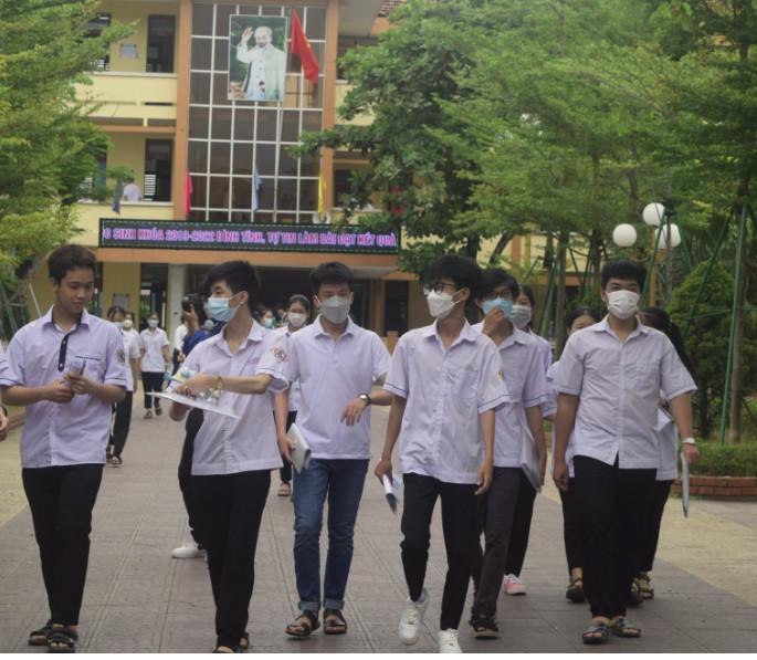 Các thí sinh tham dự kỳ thi tốt nghiệp THPT. Các thí sinh tham dự kỳ thi tốt nghiệp THPT.