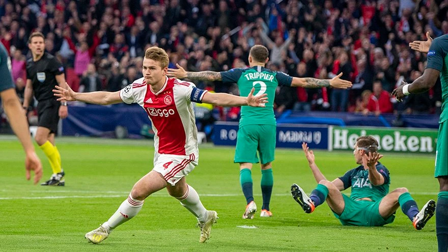 Ajax ghi 2 bàn ngay trong hiệp 1