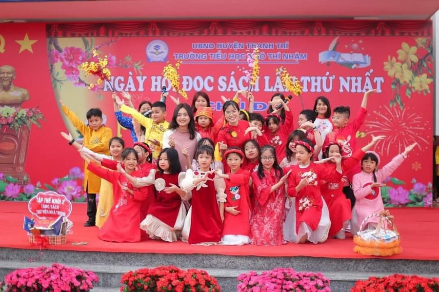 Cô trò cùng nhau tham gia Ngày hội đọc sách đầy hào hứng.